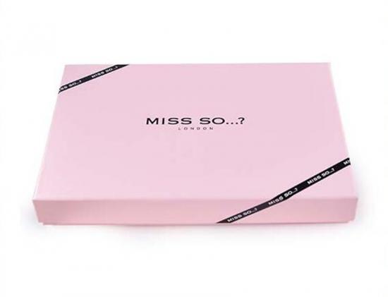 ピンクのドレスの包装ボックス